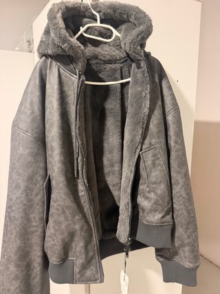 Chaqueta Zara gris con capucha forrada