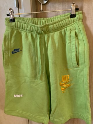 Pantalones cortos Nike verdes y dorados