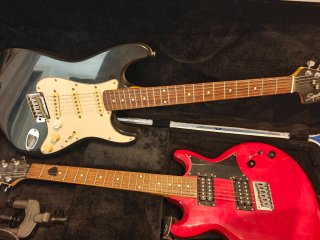 Guitarras Fender y Ibáñez + 2 amplis y accesorios