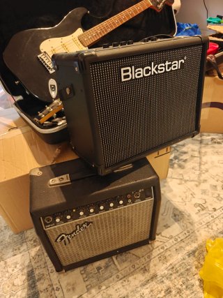 Guitarras Fender y Ibáñez + 2 amplis y accesorios