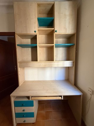 Escritorio y cama juvenil
