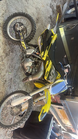 Suzuki RM 85 Motocross Negra y Amarilla