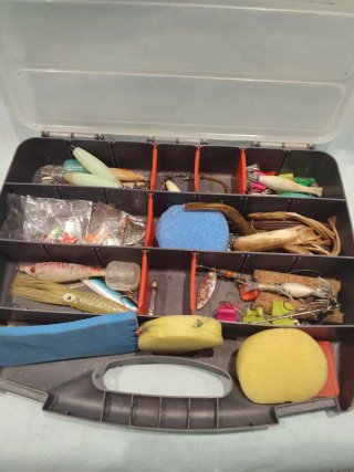 Lote pesca: cañas, carretes y señuelos