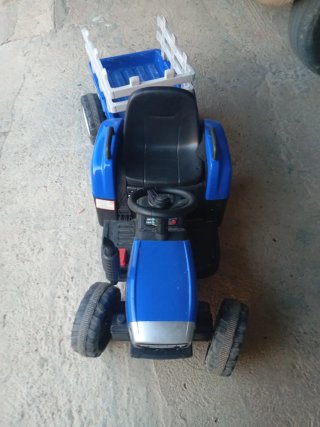 Tractor infantil azul con remolque