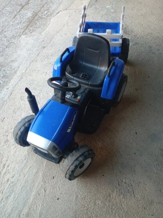 Tractor infantil azul con remolque