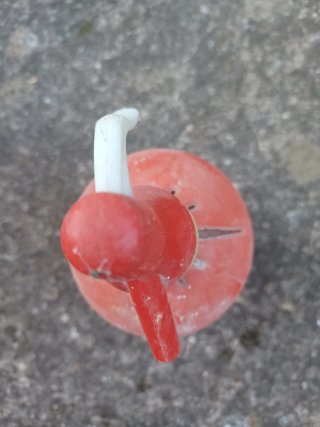 Sifón de cristal, cubierto de plástico rojo