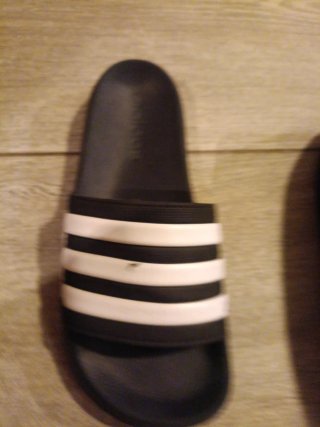 Chanclas Adidas Negras y Blancas