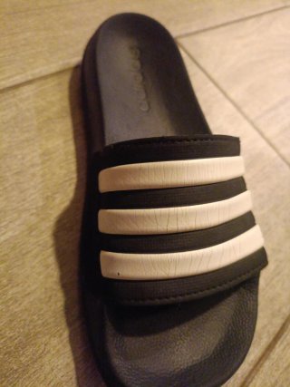 Chanclas Adidas Negras y Blancas