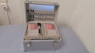 Cofre metálico de maquillaje plateado