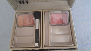 Cofre metálico de maquillaje plateado