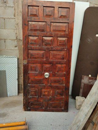 Puerta de madera maciza