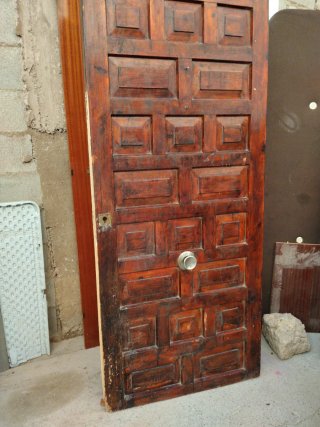 Puerta de madera maciza