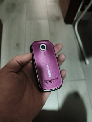 Móvil Nokia rosa 7230