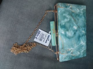 Bolso de fiesta efecto charol en tonos verdes.