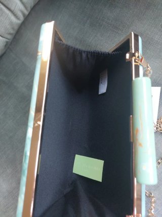 Bolso de fiesta efecto charol en tonos verdes.