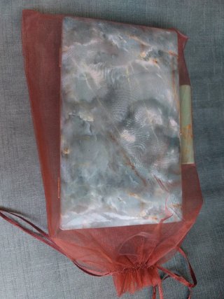 Bolso de fiesta efecto charol en tonos verdes.