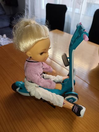 Muñeca con patinete