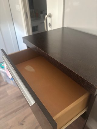 Cómoda de madera oscura con tiradores plateados
