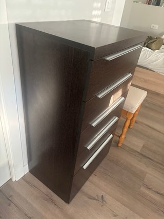 Cómoda de madera oscura con tiradores plateados