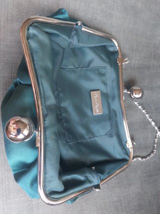 Bolso de fiesta color verde con boquilla plateada