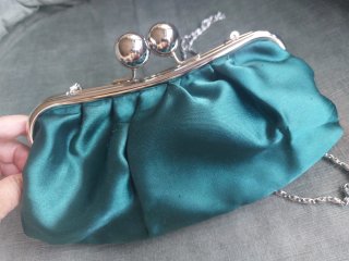 Bolso de fiesta color verde con boquilla plateada