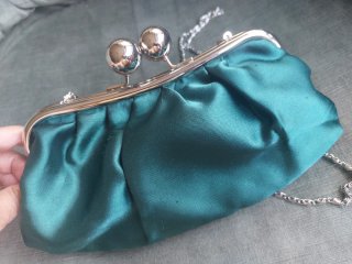Bolso de fiesta color verde con boquilla plateada