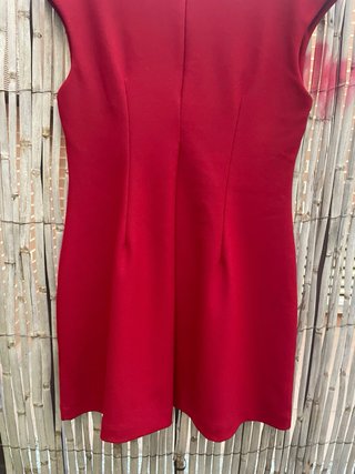 Vestido rojo escote pico Zara talla L con etetique