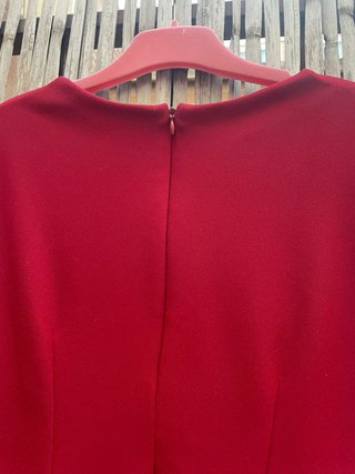 Vestido rojo escote pico Zara talla L con etetique