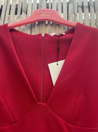 Vestido rojo escote pico Zara talla L con etetique