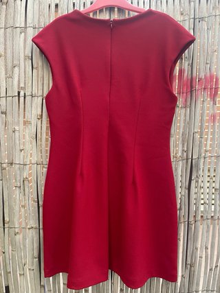 Vestido rojo escote pico Zara talla L con etetique