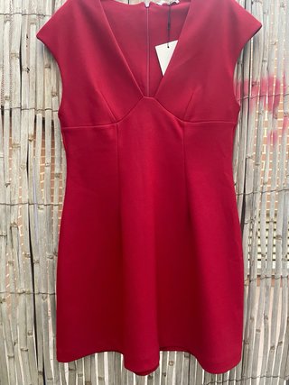 Vestido rojo escote pico Zara talla L con etetique