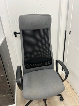 Silla de oficina ergonómica gris