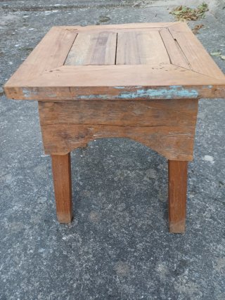 Mesa auxiliar o asiento de madera