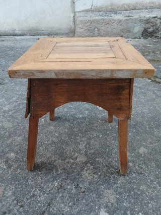 Mesa auxiliar o asiento de madera
