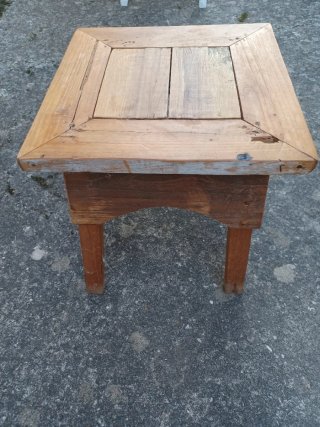 Mesa auxiliar o asiento de madera