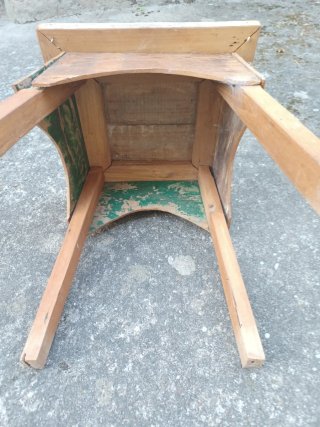 Mesa auxiliar o asiento de madera