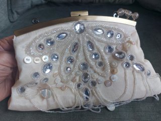 Bolso fiesta pedrería beige y plata