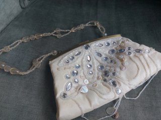 Bolso fiesta pedrería beige y plata