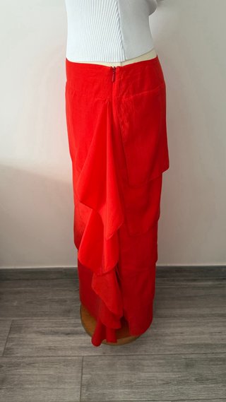 Falda larga roja con volantes
