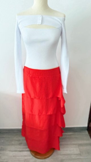Falda larga roja con volantes