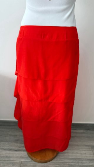 Falda larga roja con volantes