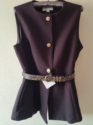 Chaleco marrón con cinturón estampado