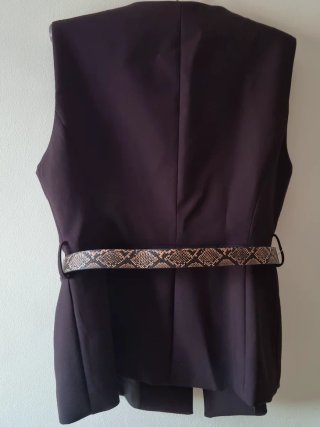 Chaleco marrón con cinturón estampado