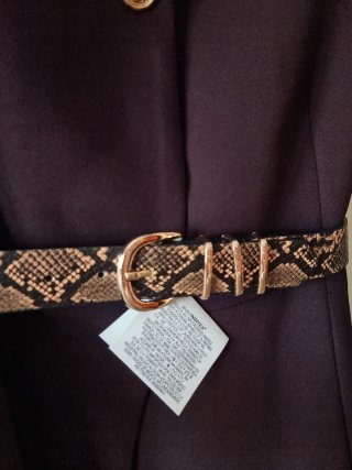 Chaleco marrón con cinturón estampado