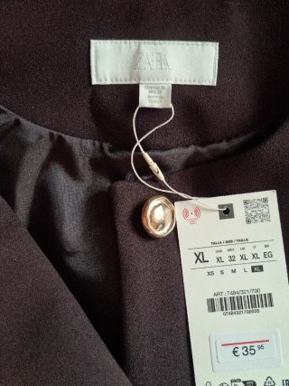 Chaleco marrón con cinturón estampado