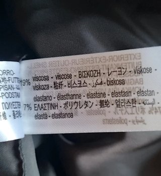 Chaleco marrón con cinturón estampado