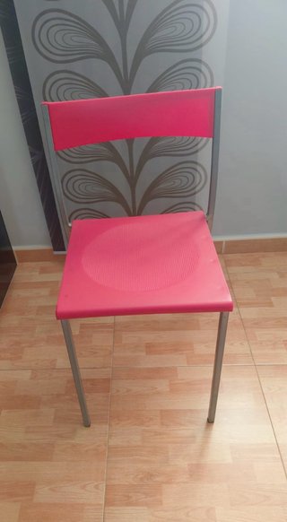 Se vende 2 sillas de cocina . De metal y pvc .