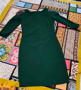 Vestido fiesta corto verde botella adornos hombros