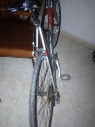 Bicicleta de carretera antigua (30 años)