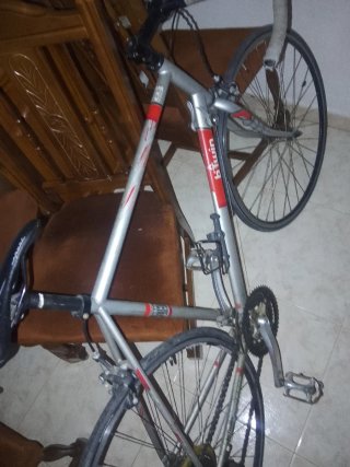 Bicicleta de carretera antigua (30 años)